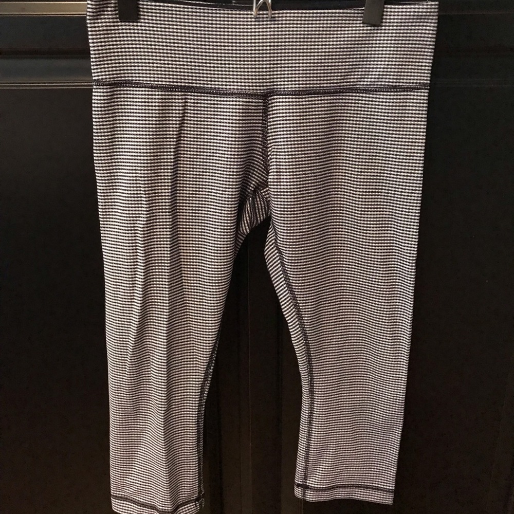 Lululemon Navy & White Gingham Cropped Leggings